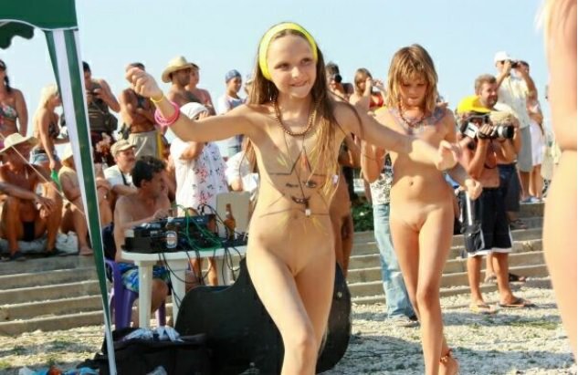 Purenudism photo - competition of dances of young nudists on a beach