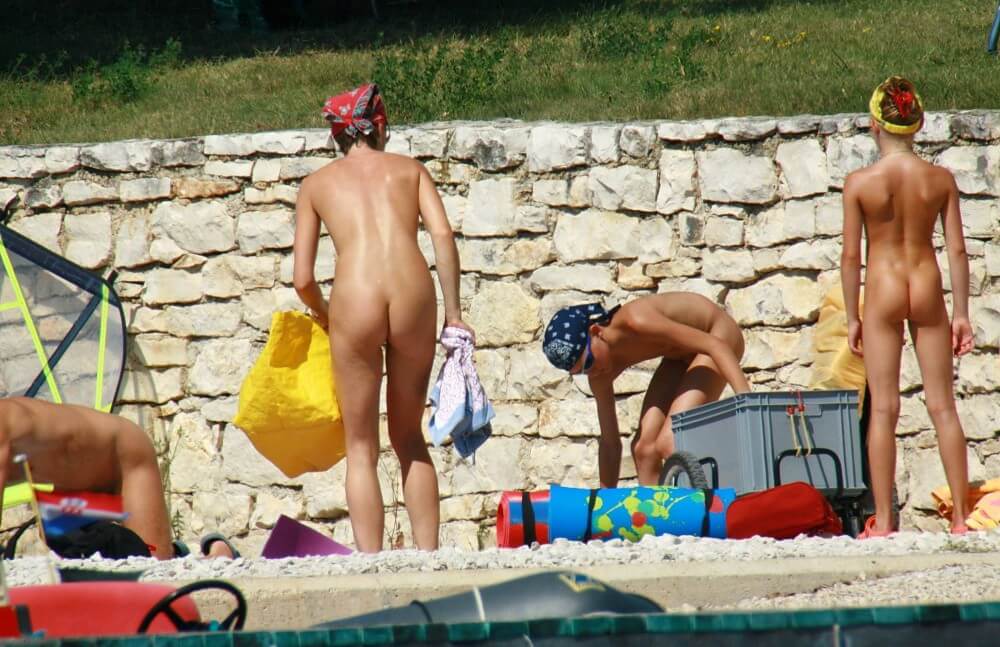 Sporty and Athletic Sands gallery - Love for oneself and the environment are important values in naturism and nudism