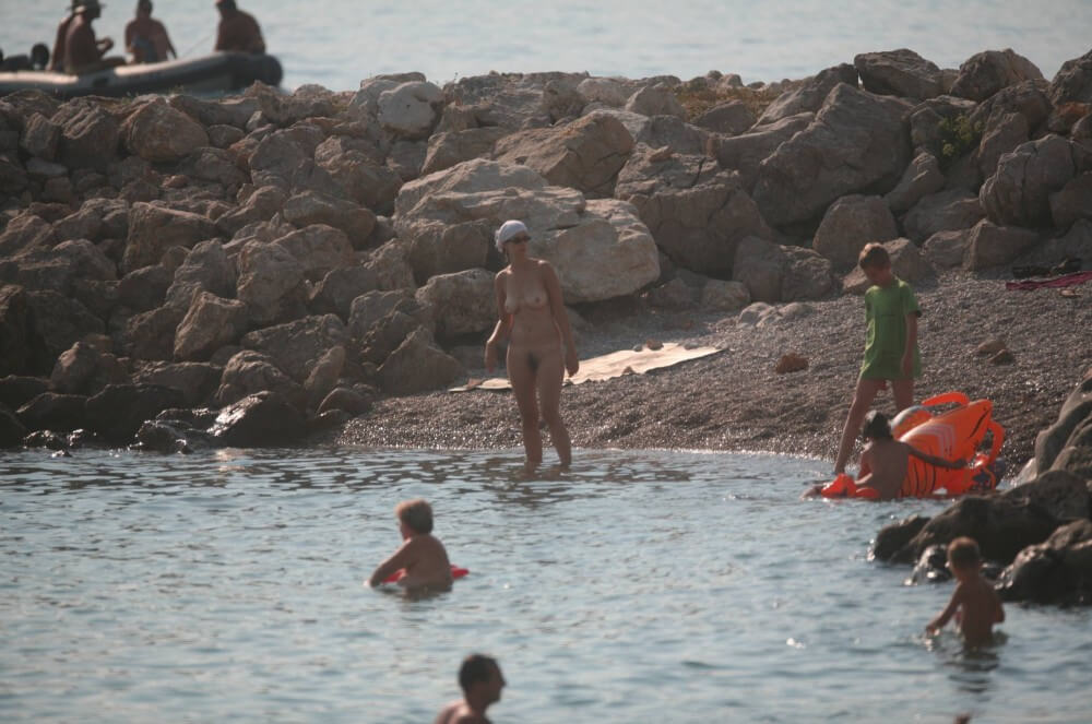 FKK cove pyramid in waters - Lightness and ease as the main traits of naturists