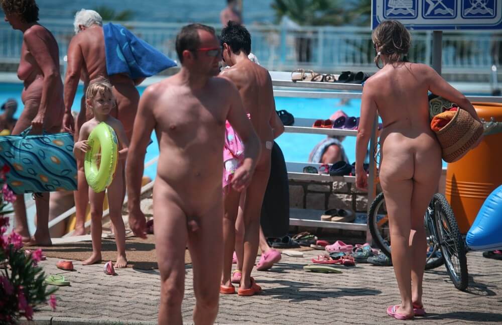 Daytime Nudists Chill Out photos - Where nudism is commonplace