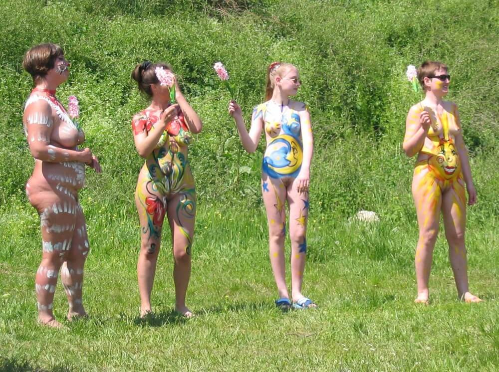 Family String-Apple Game Pics - Nudism and naturism promote inner happiness and harmony