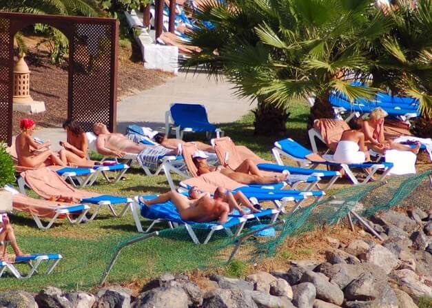 Enature - Les textiles - Melting under the scorching sun, I sunbathe naked
