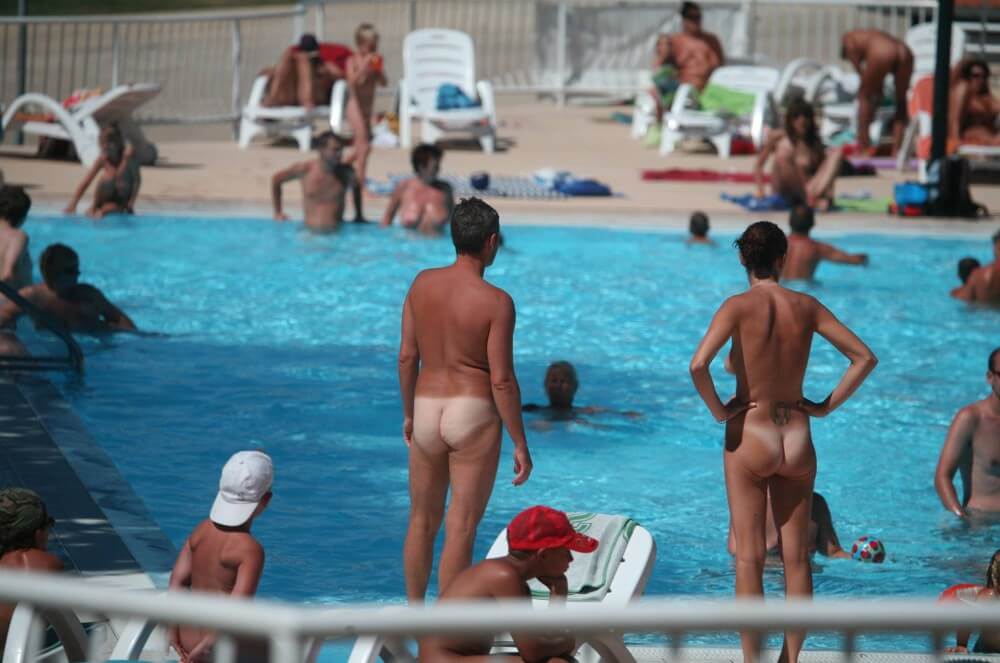 Pool-Shore Group Exercise - Boundaries disappear in the world of naturism and nudism