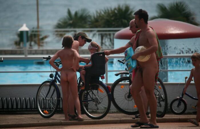Freedom on two wheels: how cycling and hiking enrich the lives of nudists - Nature provides inspiration and energy for the practice of naturism and nudism