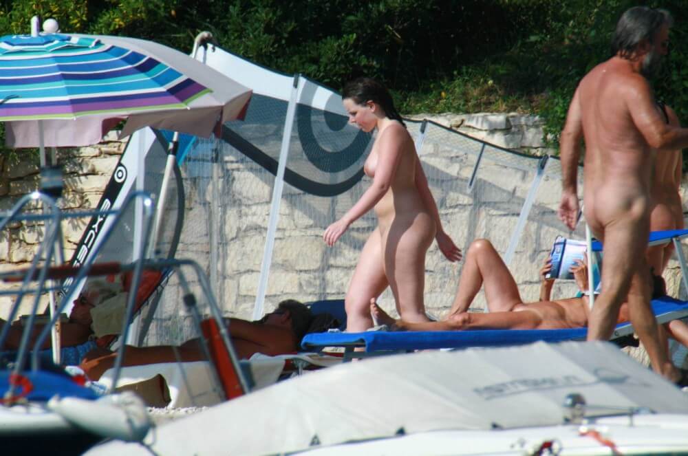 Girl Daytime Bath - Its one thing to see nudists, but another to be a nudist yourself