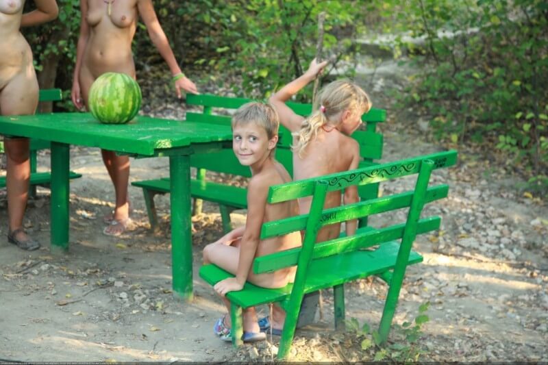 Naturists green picnic photos - Beautiful family nudism
