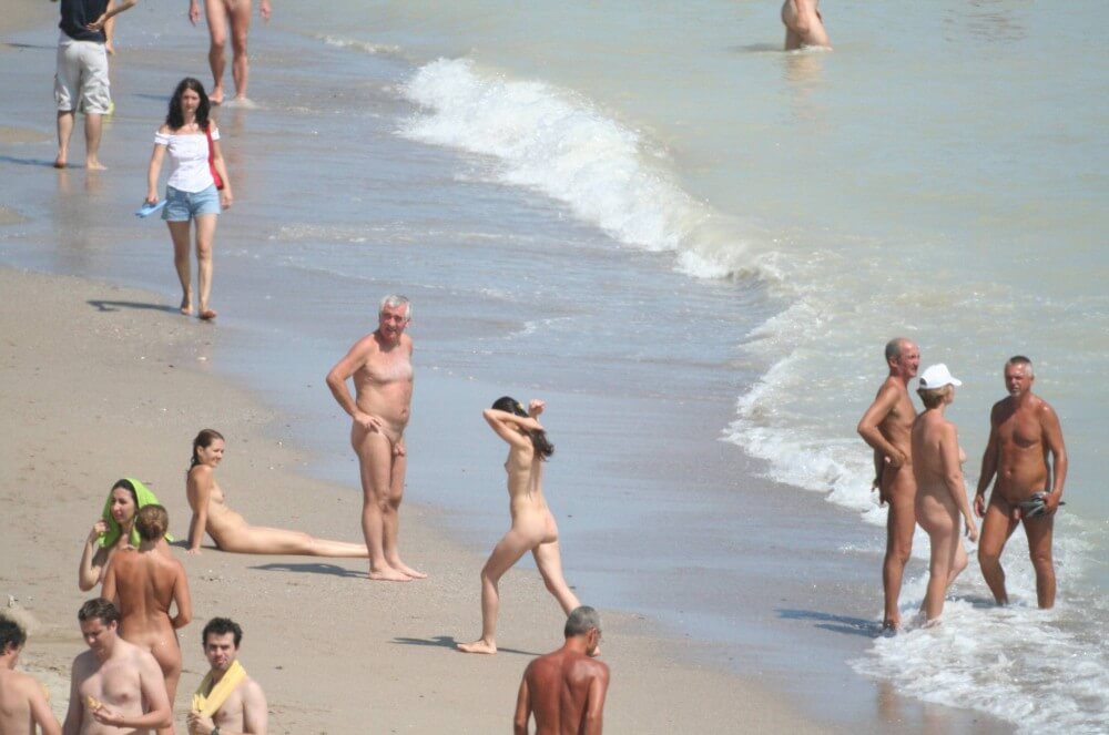 Costinesti Beach Groups pics - Mutual respect as an important part of the naturist community