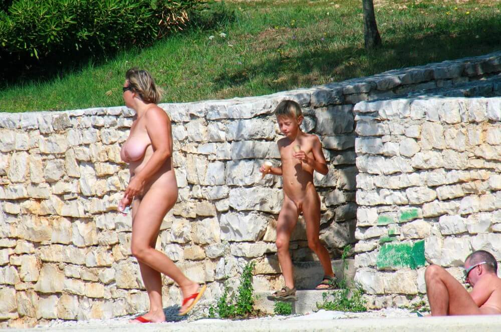 Ula FKK Wall-Side Families pics - Minimizing clothing or nudism