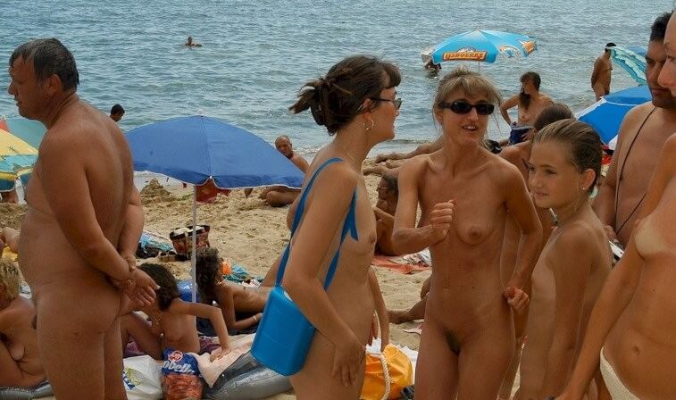 Documentary video naturism 1999 - In nudism, people are equal to one another