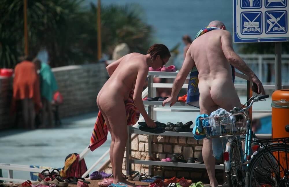 Pool Arrivals and Departures pics - Leaving the house while naked
