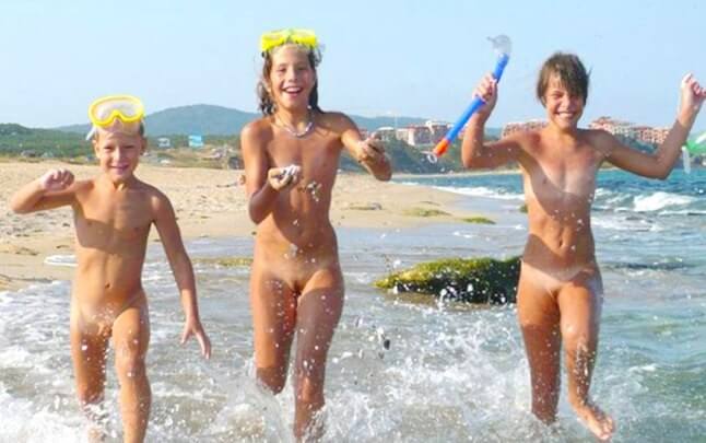 Naturism photo gallery # 27 - In this nudist movement, voluntariness and comfort are important