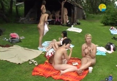 Naturist Freedom: Cottage Picnic - World Naturist Federation