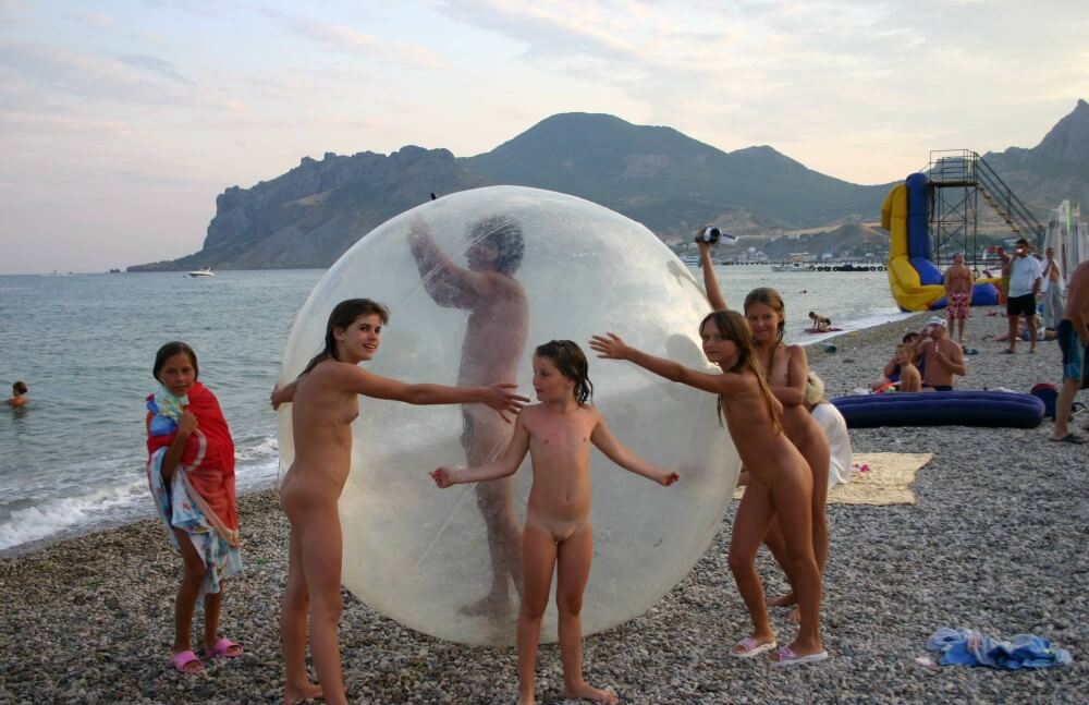 Pics Walk on the Beach Balloon - Naturism and society