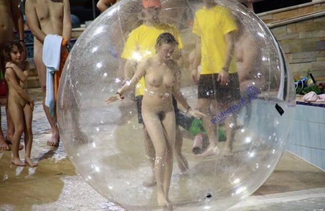 Holiday in the pool photos - Current trends in the development of the naturist movement
