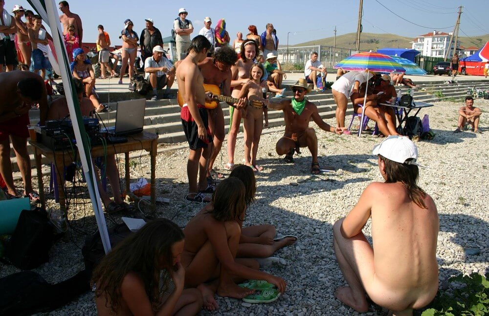 Nude Party By The Steps pics - Benefits of naturist recreation and harmony with nature