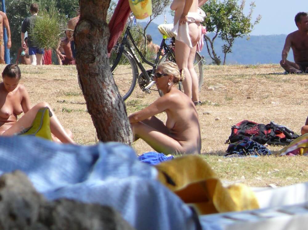 Ula FKK Shore Perspective pics - In naturism, nature serves as the bodys natural clothing