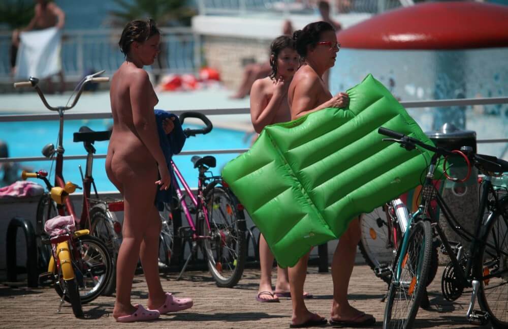 Outdoor Pool Sideliners pics - Nudism is freedom without limits