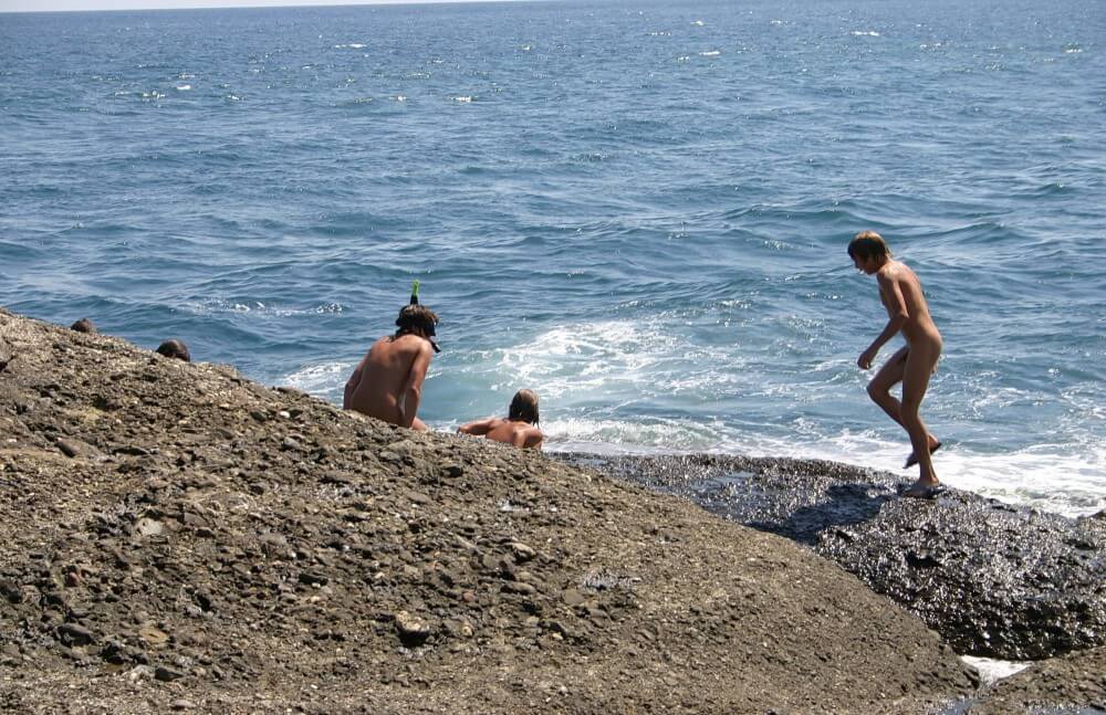 Leaning Against Hit Rocks pics - Nudism has an ancient history