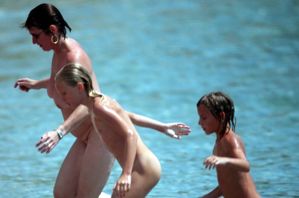 Running From the Waters pics - Boundaries disappear in the world of naturism and nudism