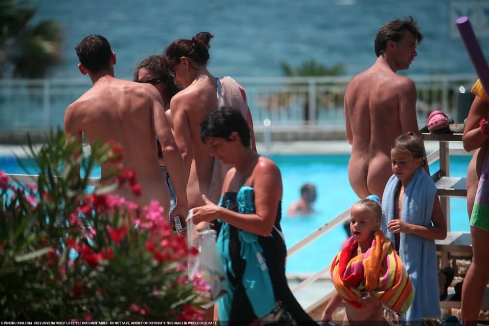 Naturism photo gallery # 66 - Nudism helps overcome shyness and insecurities